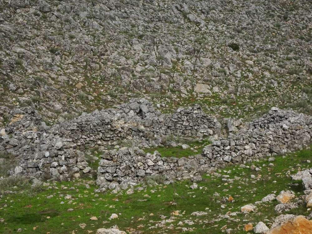 Έρημα μαντριά στην κορυφογραμμή της Πάστρας O22 Δρυός Κεφαλές-Σκούρτα